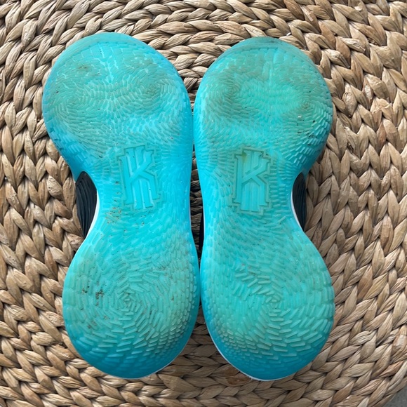 Nike Kyrie 3 low - almost new condition. Size 8 - Picture 5 of 5